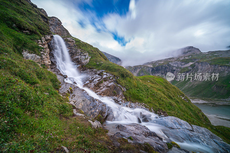 阿尔卑斯山瀑布由融水喂养的长曝光镜头