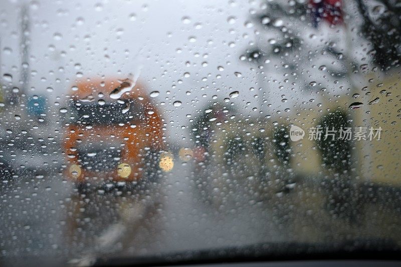 在雨中开车