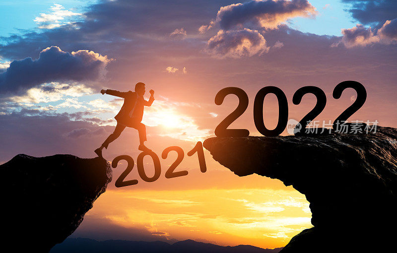 商人从2021年的悬崖跳到了2022年