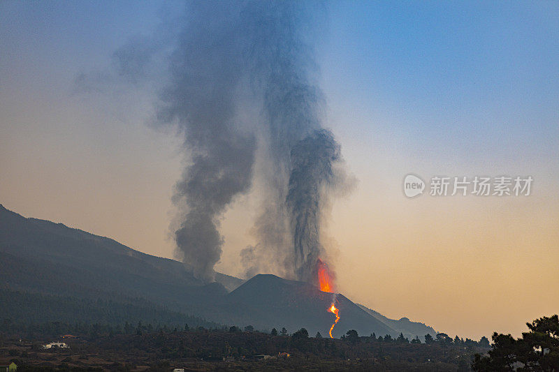 康伯里Vieja火山爆发。火山锥和火山炸弹向黎明山移动，大量的气体和岩石形成垂直的双柱。