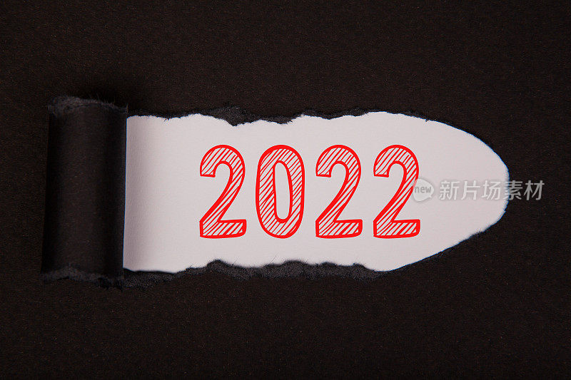 撕纸与快乐的新年2022在白色背景