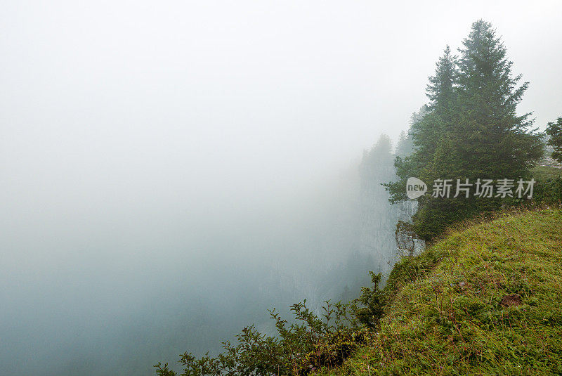 浓雾笼罩着克鲁・杜・范峡谷的岩石边缘