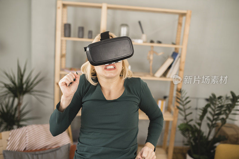 一个年轻女人的肖像在家里玩3D耳机的乐趣