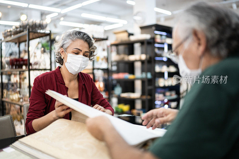 顾客在家具店挑选面料——使用口罩