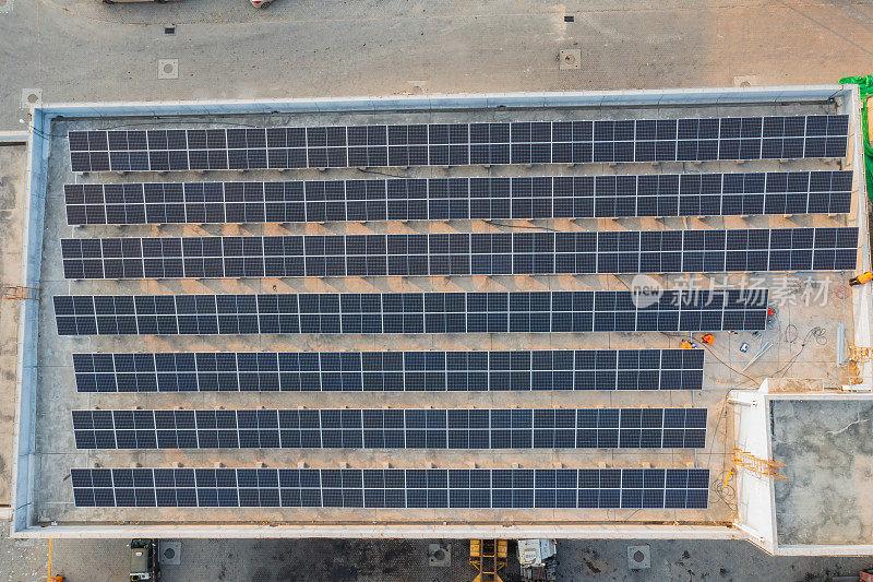 工厂屋顶上的太阳能光伏板