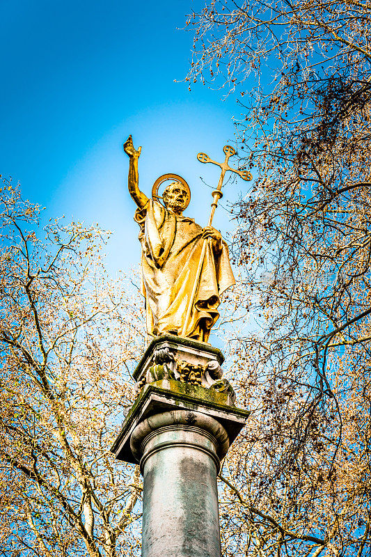 伦敦圣保罗大教堂广场上的镀金圣保罗雕像