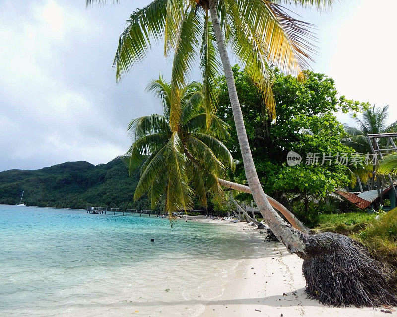 阿瓦湾或阿瓦海滩，Huahine是法属波利尼西亚社会群岛的背风群岛之一