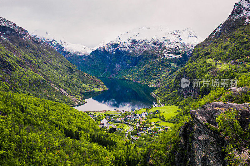 风景如画的Geiranger峡湾。挪威旅游目的地。春天的假期。美丽的北自然。去斯堪的纳维亚体验旅行。在山探险。挪威的风景。muntain雪。打破