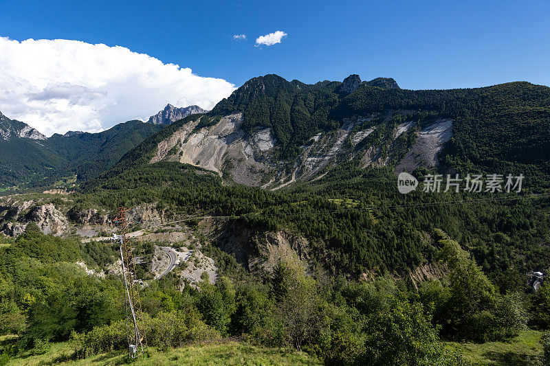 高山景观在维昂特大坝峡谷，托克山前方