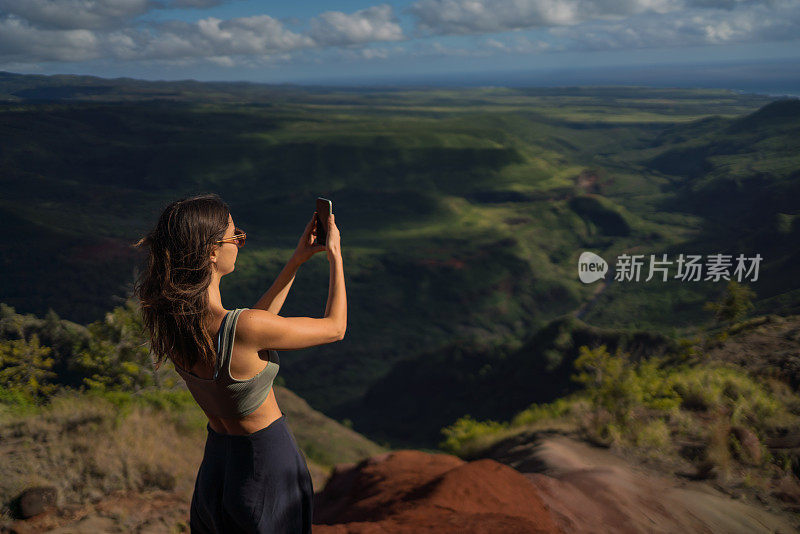 女徒步旅行者在热带雨林的观察点上放松