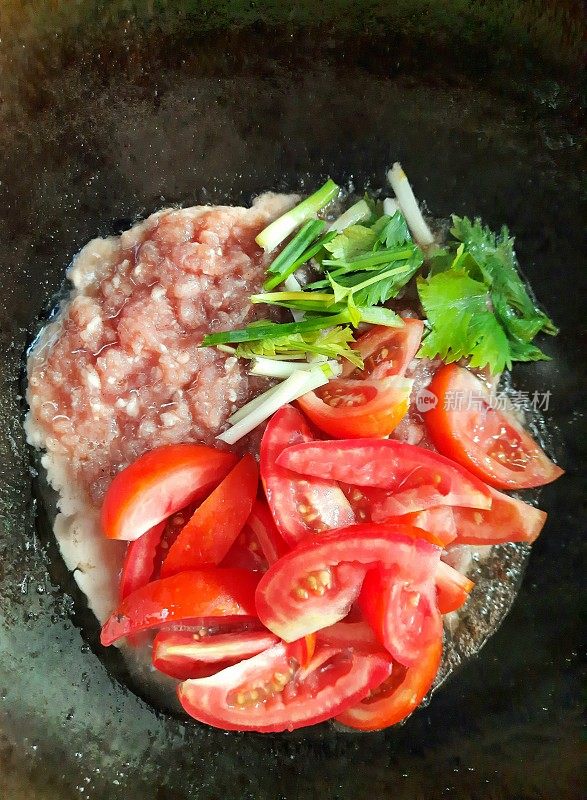 猪肉末配番茄和芹菜。