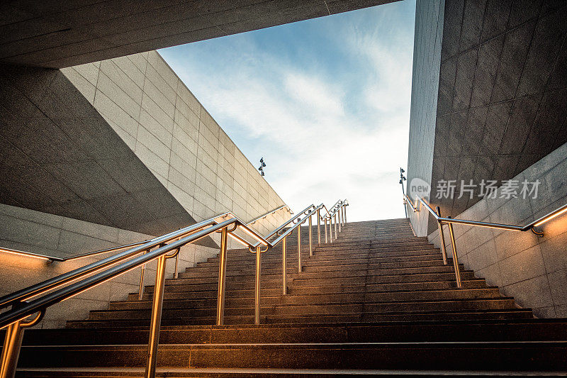 现代地铁楼梯在黄昏时被照亮