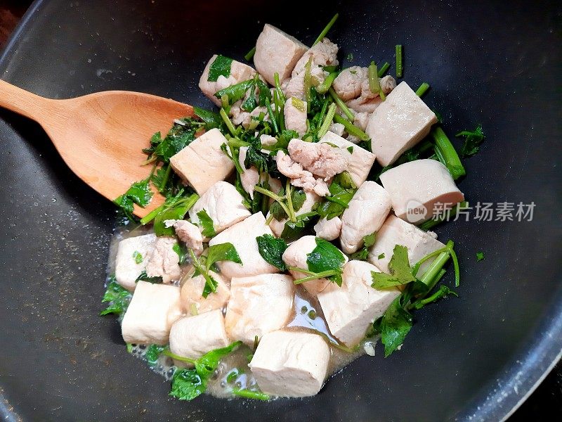 烹饪芹菜炒豆腐-蔬菜食品的准备。