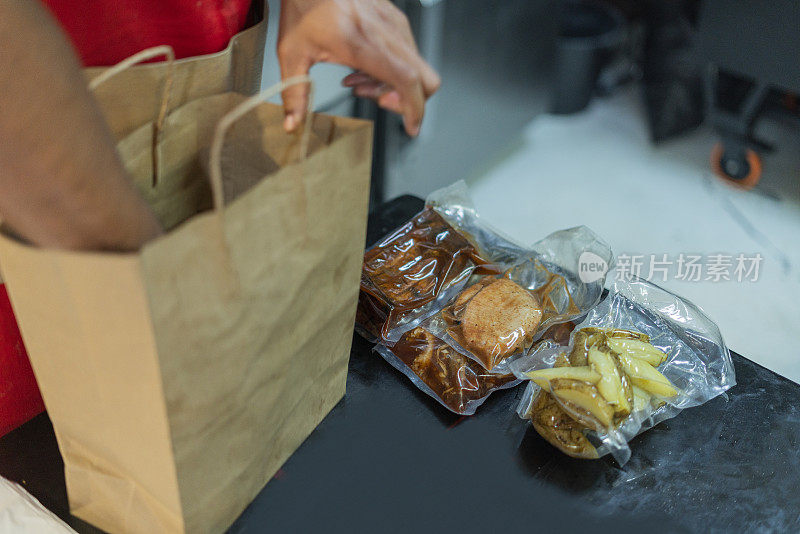 餐厅厨师检查布道准备和传递