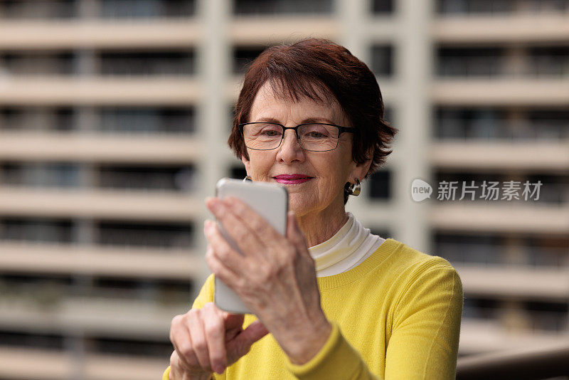 女人看手机的表情很开心