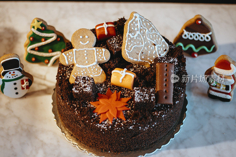 圣诞装饰蛋糕和饼干，圣诞老人和圣诞树饼干，巧克力圣诞蛋糕，快乐圣诞庆祝蛋糕，新年庆祝蛋糕