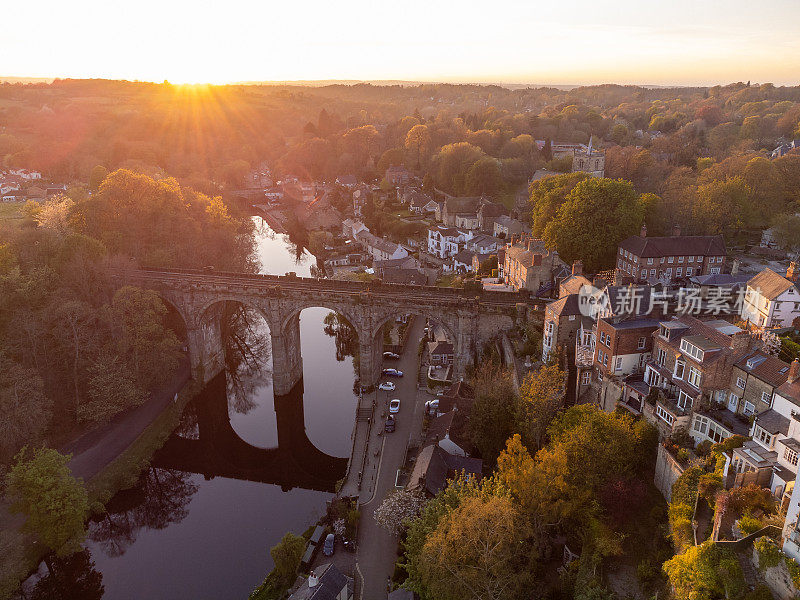 在日落时的鸟瞰历史高架桥和Nidd河在Knaresborough，北约克郡，英国。用0级无人机拍摄