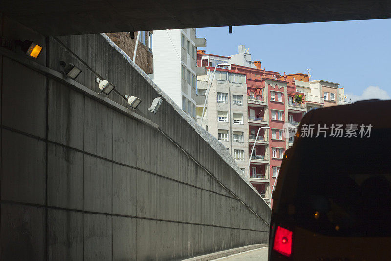 城市道路隧道出口，汽车行驶。