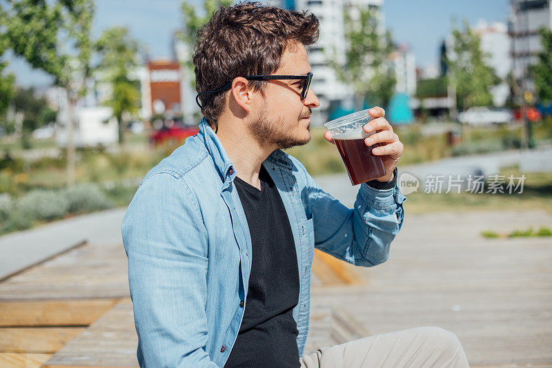 男人在户外喝啤酒