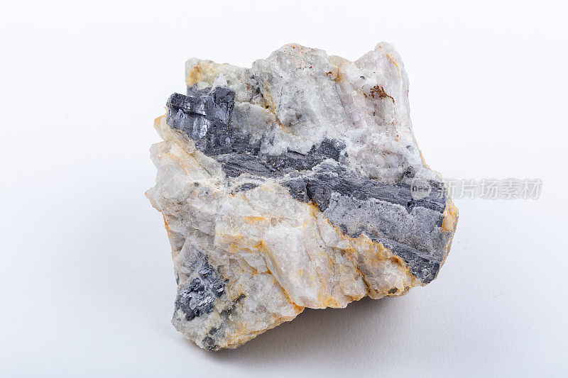 方铅矿岩石标本。原矿硫化铅在萤石的白色基质中具有明显的重量和闪亮的金属颜色。最重要的铅矿石和银的来源。