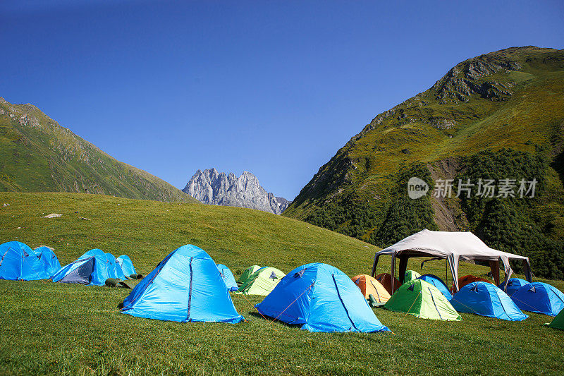 游客在山上露营时多搭帐篷和帐篷，为攀登山顶而设——高山露营。一夜之间。格鲁吉亚，Chaukhi山，黄麻村