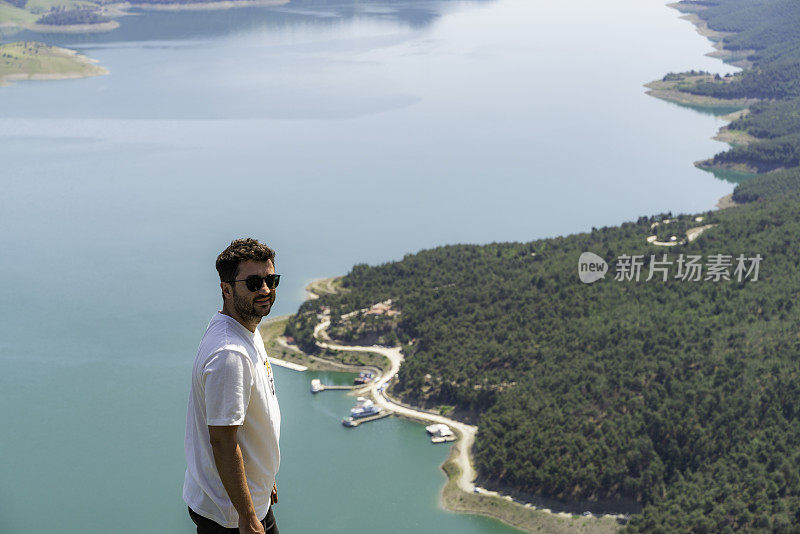 在黑海地区Samsun省Vezürköprü的峡谷中，一名男子在Kızılırmak河的视角下徒步旅行