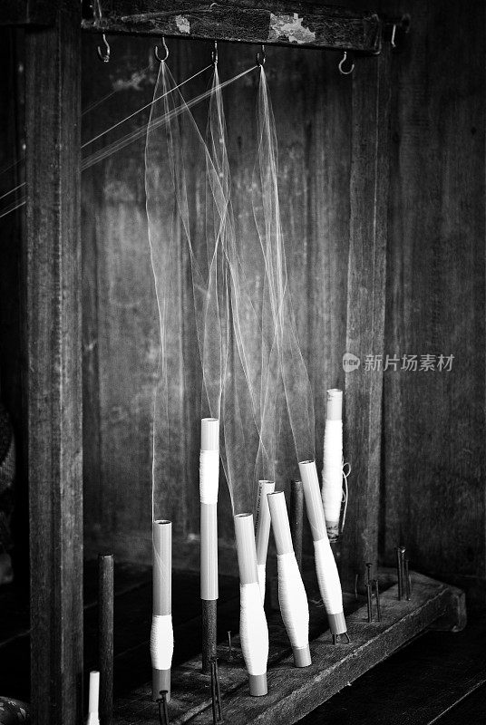 老式传统织机的近景。黑白视图