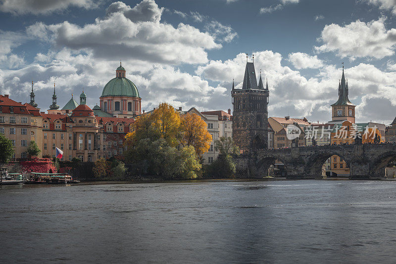 布拉格的伏尔塔瓦河和查尔斯桥
