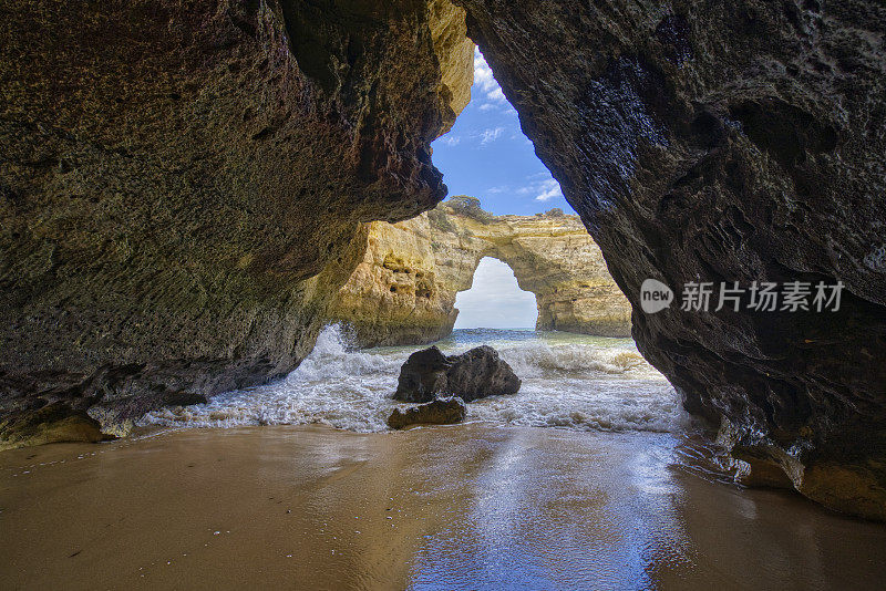 阿尔巴代拉拱门的海洞，在阿尔巴代拉美丽的岩石海岸和海滩在著名的阿尔加维海岸在葡萄牙南部，欧洲