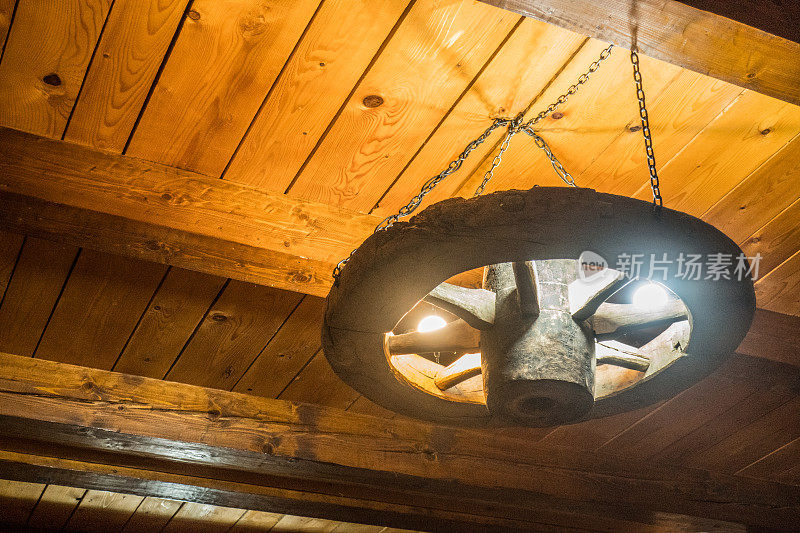 老木吊灯与马车车轮，Žabljak，黑山