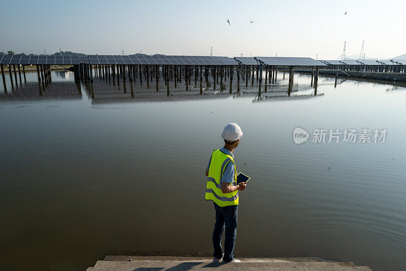 太阳能发电厂的电工安装在水上