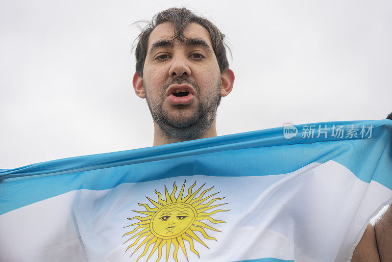 快乐的智障阿根廷球迷在足球比赛中庆祝和呼喊的肖像