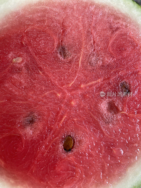 西瓜半全框图像，红瓤带黑籽(核)，白圈，绿皮