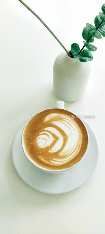 热咖啡拉花艺术的特写镜头。
