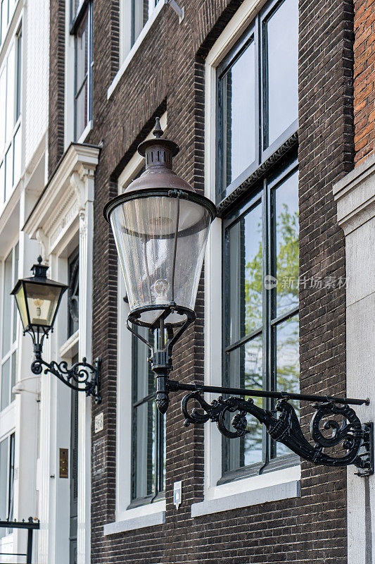 阿姆斯特丹学派风格的阿姆斯特丹特色砖砌住宅建筑的细节和立面。高质量的照片