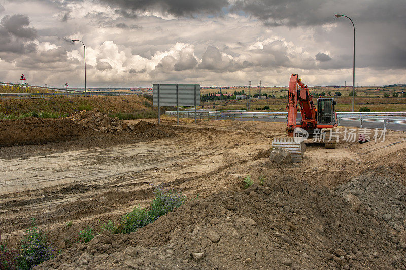 挖掘机在工地施工中修筑道路