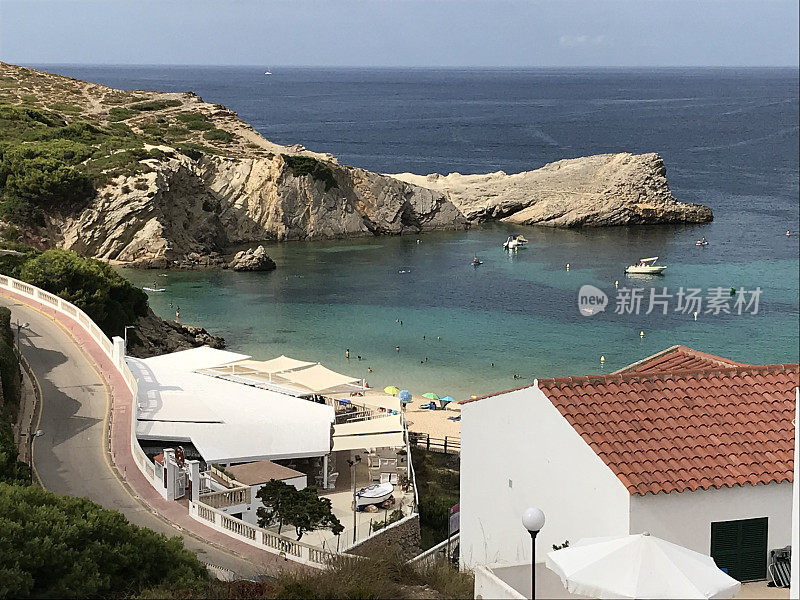 西班牙-米诺卡-阿雷纳尔德恩城堡村和海滩