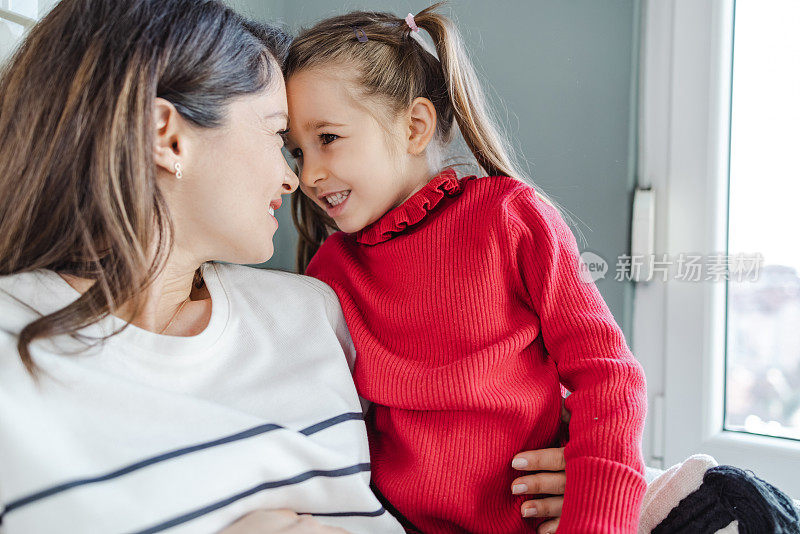 母亲和女儿微笑着拥抱