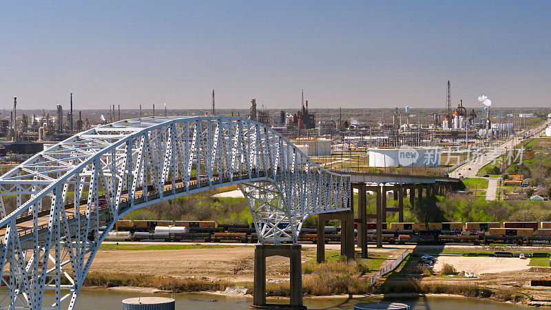 无人机拍摄的海湾门大桥和德克萨斯州亚瑟港的石油基础设施