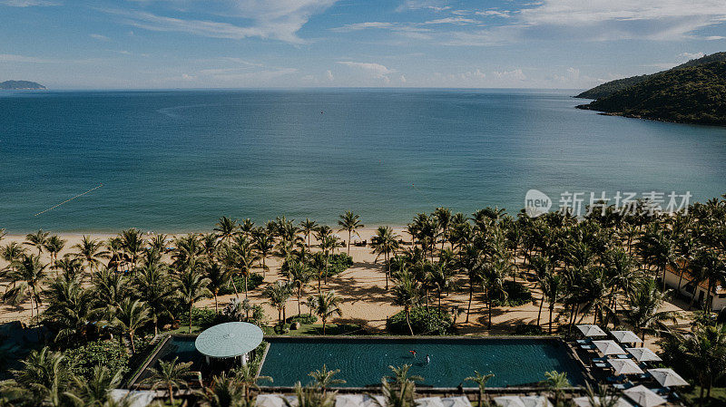 海滩和海岸线的景观，别墅或度假酒店度假村在越南岘港的海边