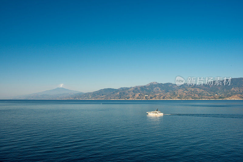 意大利西西里岛陶尔米纳的海岸线。背景是冒烟的埃特纳火山