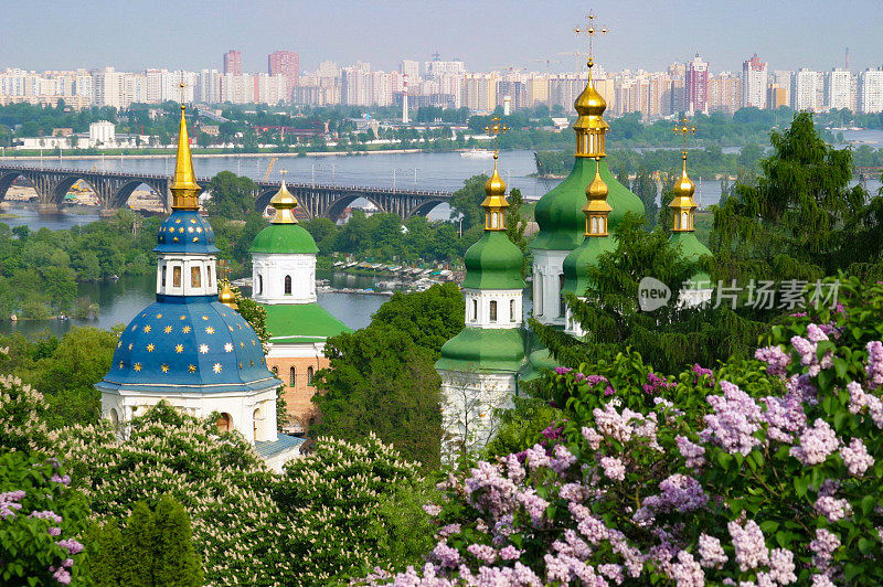 从乌克兰基辅的植物园看第聂伯河左岸。
