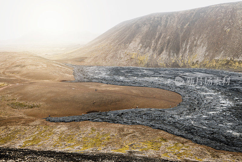 吉尔丁达里尔火山附近冰岛高地冷却的黑色火山熔岩和红色土壤的鸟瞰图