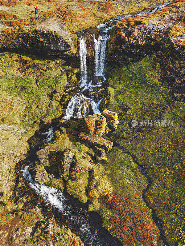 秋季冰岛绵羊瀑布的垂直照片