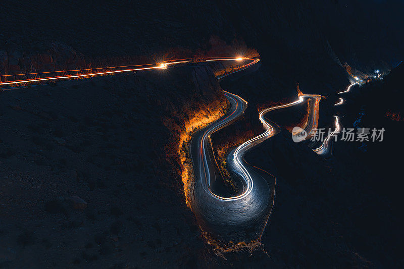 夜景托德拉峡谷陡峭蜿蜒的山路，摩洛哥戴德斯山谷