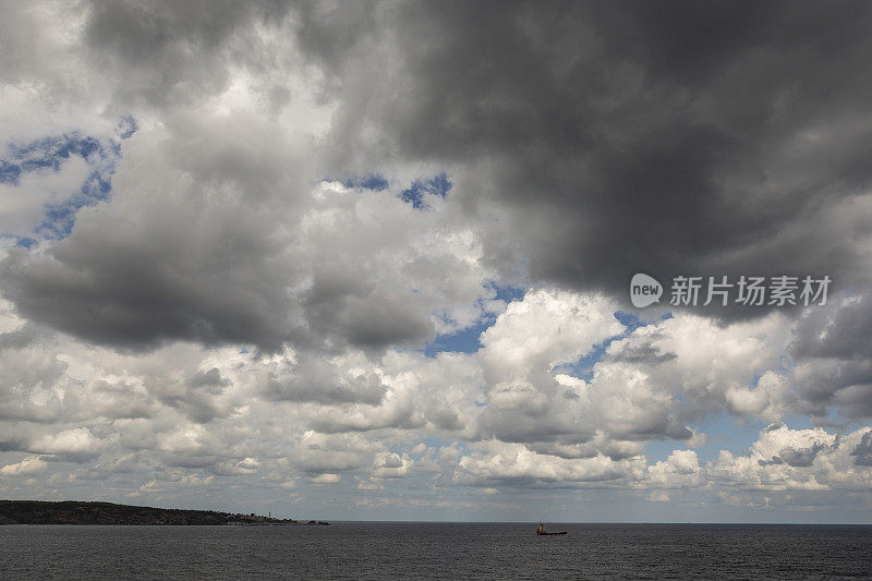 在土耳其伊斯坦布尔黑海海岸的传统海岸景观