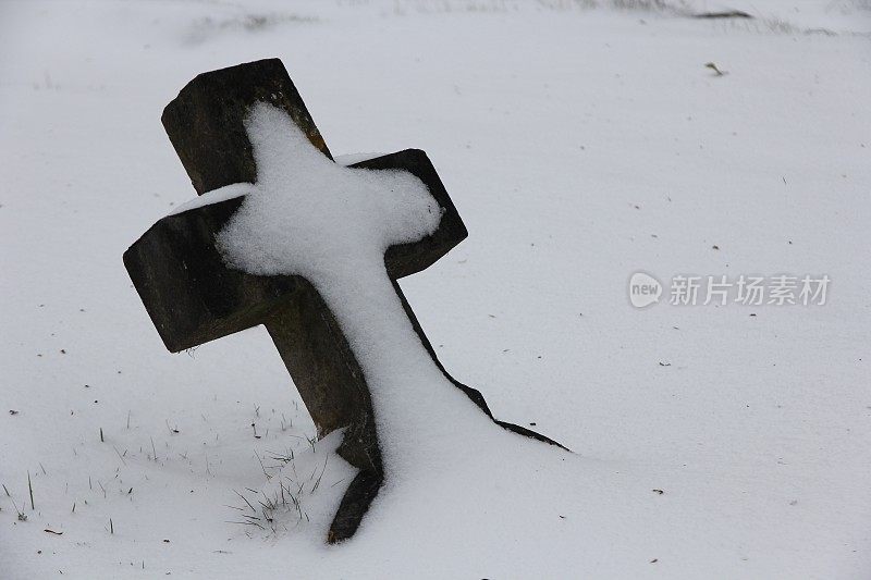 被雪覆盖的十字墓碑