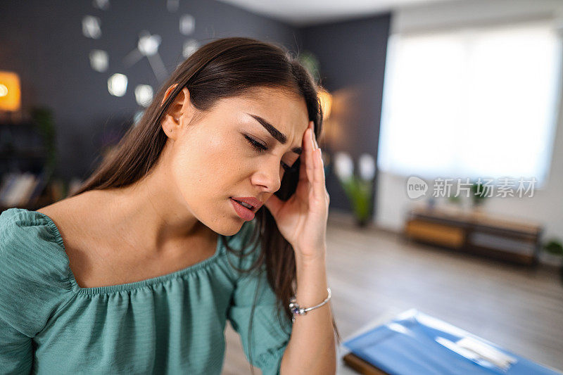 一名年轻女子正在经历痛苦的头痛