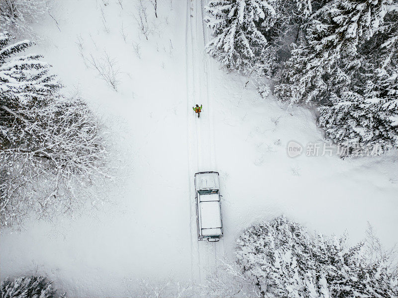 去雪地里的斯堪的纳维亚森林远足