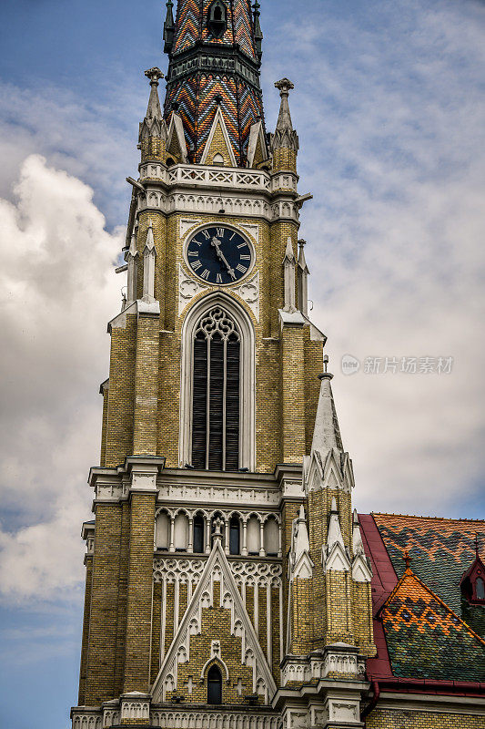 美丽的钟楼玛丽天主教堂在诺维萨德，塞尔维亚